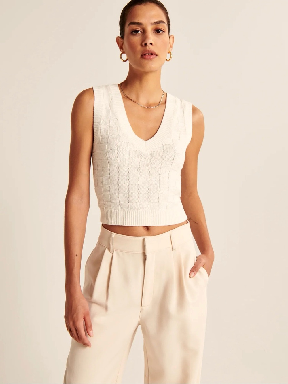 NWOT Abercrombie & Fitch Cream Slim Cropped V-Neck Sweater Vest Size Medium